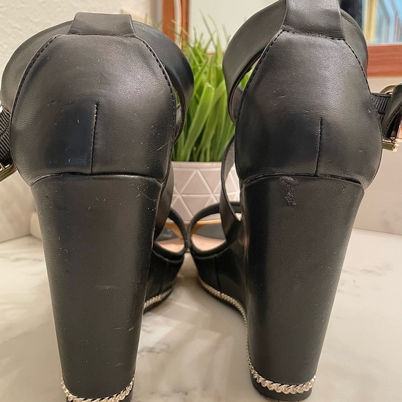 BCBGeneration Jae Black Platform Strappy Wedge Gold Buckle & Chain Detail - Picture 9 of 12